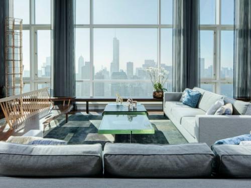 Панорамное остекление стоит дороже стандартного, но заметно повышает привлекательность жилья при продаже или аренде.  