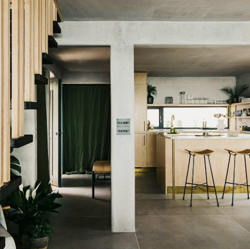 Дом на побережье стал продолжением природного пейзажа - интерьер здесь не конкурирует с видом, а аккуратно его усиливает. 01