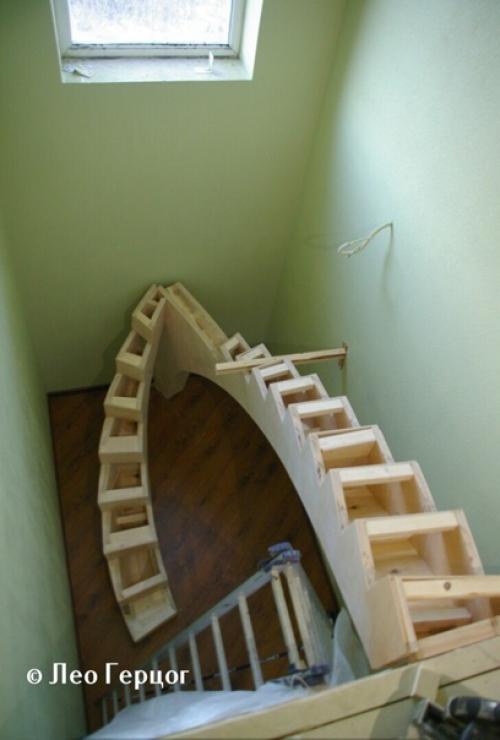 Лестница на второй этаж в частном доме. 01