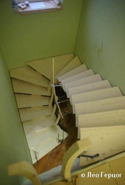 Лестница на второй этаж в частном доме. 02