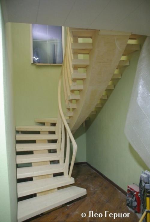 Лестница на второй этаж в частном доме. 06