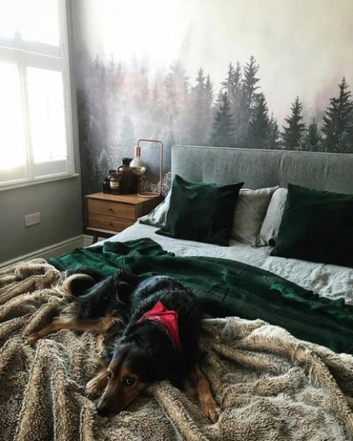 Интерьер спальни.  Атмосферный рисунок на стене, сразу ассоциация с лесом, свежестью и прохладой. 07