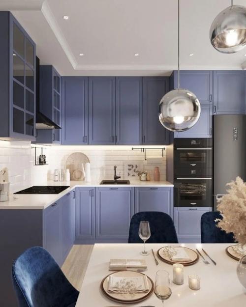 А вот в обеденную зону можно было поставить круглый стол и отодвинуть его от стены. 01