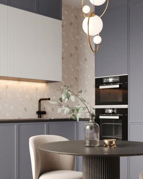 Удачный дизайн кухни - гостиной в серой цветовой гамме. 02