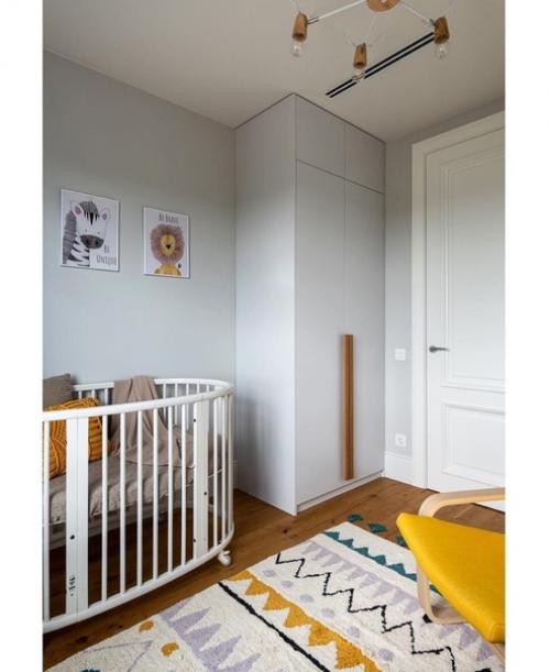 Детская комната в сером цвете с яркими желтыми акцентами. 02