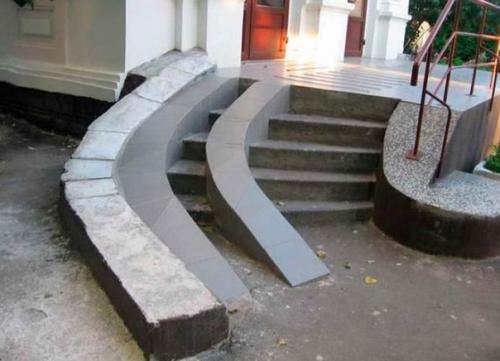 Кажется иногда, что строители совсем не понимают, для чего нужен пандус. 02