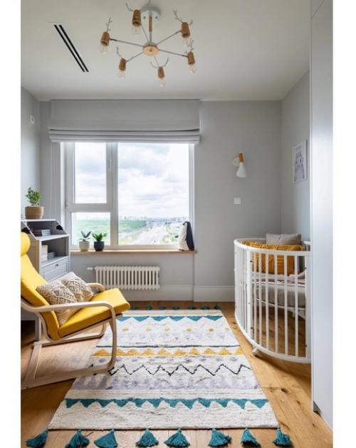 Детская комната в сером цвете с яркими желтыми акцентами. 03