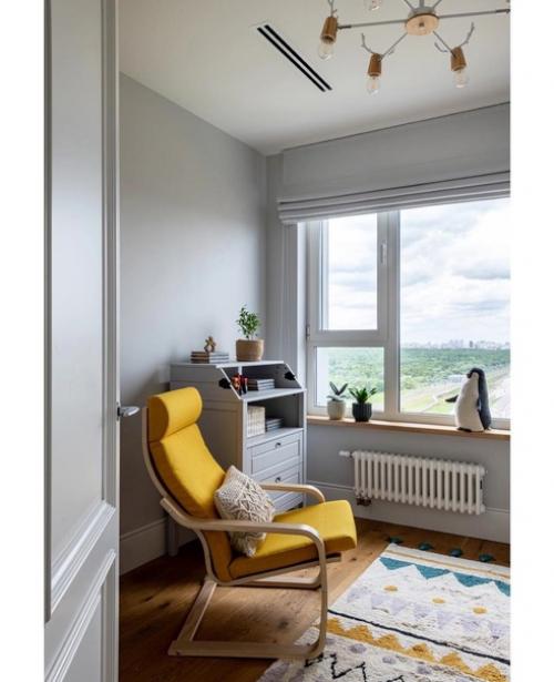 Детская комната в сером цвете с яркими желтыми акцентами. 01