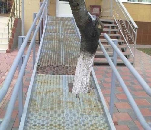 Кажется иногда, что строители совсем не понимают, для чего нужен пандус. 01