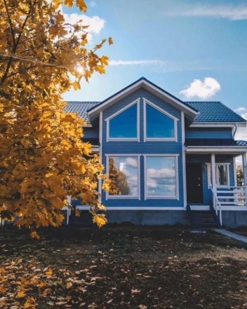 Какой замечательный загородный дом.