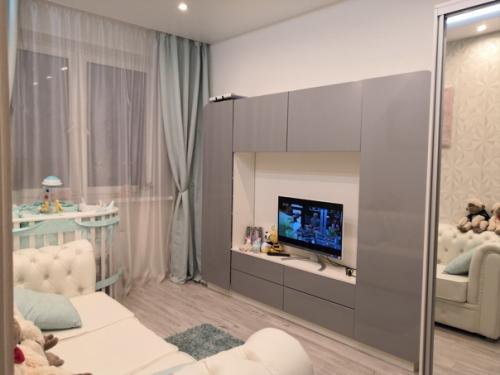 В такой крохотной однушке удалось даже спальное место выделить. 04