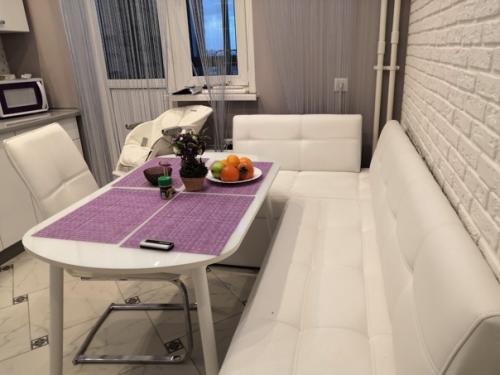 В такой крохотной однушке удалось даже спальное место выделить. 08