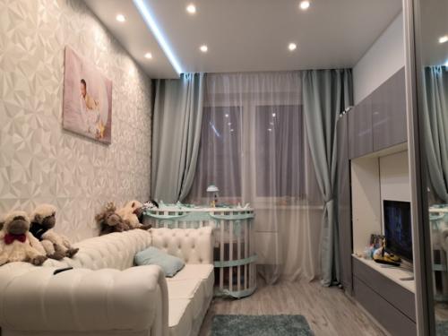 В такой крохотной однушке удалось даже спальное место выделить. 05