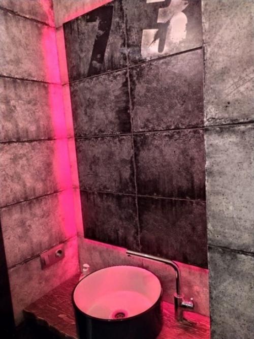 Хотели сделать модно и стильно.