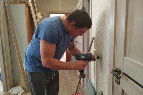 Тюменец Андрей сулимовский организовал сбор средств и отремонтировал с соседями по микрорайону квартиру молодой мамы после пожара в суходолье. 04