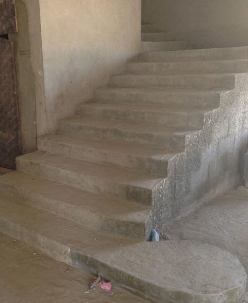 Потрясающее оформление лестницы в загородном доме.