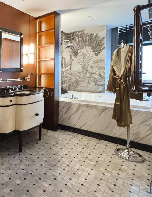 Дерево, мрамор и хрустальные люстры: пентхаус в Китае. 03