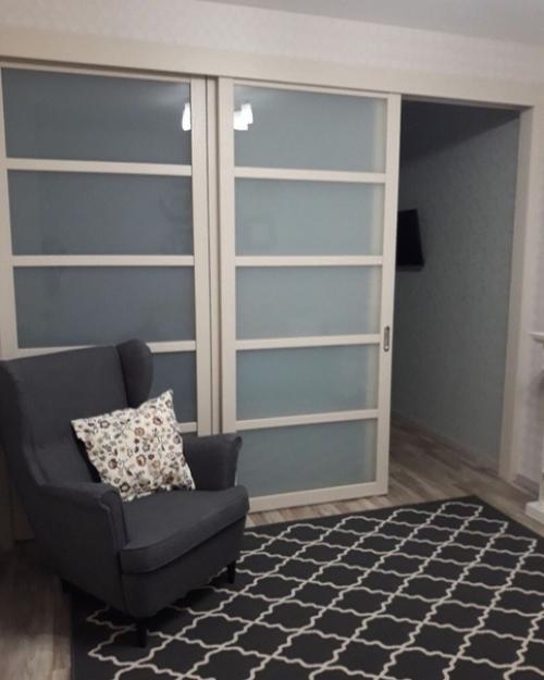 Вот так вот мы комнату при помощи раздвижной перегородки разделили. 05