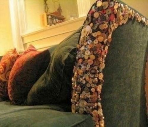 Часто бывает, что любимый питомец портит мебель. 02