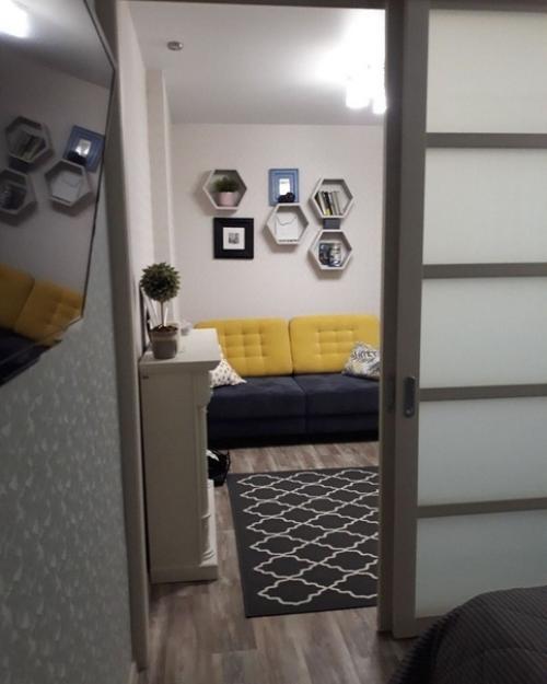 Вот так вот мы комнату при помощи раздвижной перегородки разделили. 02