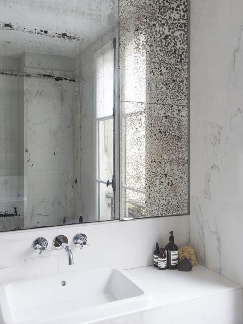 Историческая лепнина, высокие потолки и винтажные детали органично сочетаются с графичным минимализмом. 02