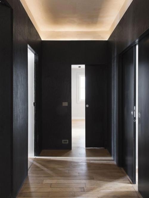 Историческая лепнина, высокие потолки и винтажные детали органично сочетаются с графичным минимализмом. 04