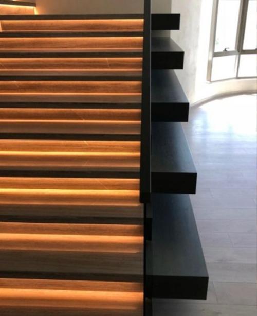 Потрясающее оформление лестницы в загородном доме. 04