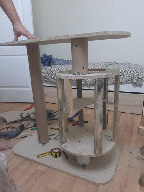 Но зачем столько сложностей, подарите коту коробку.