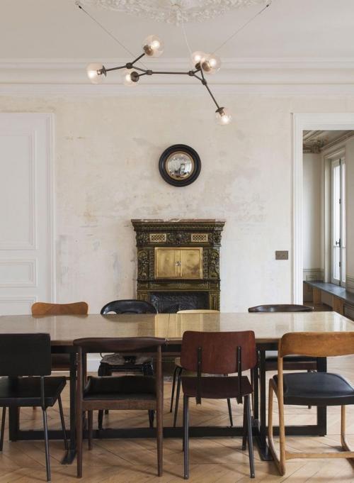 Историческая лепнина, высокие потолки и винтажные детали органично сочетаются с графичным минимализмом. 08