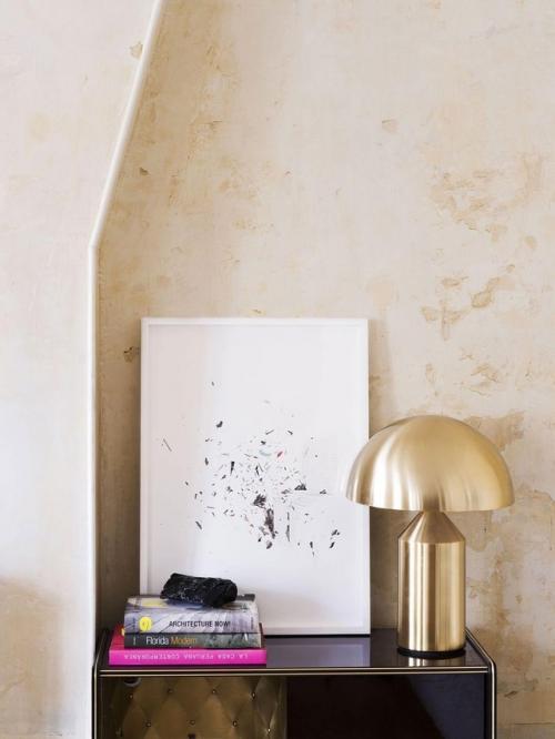 Историческая лепнина, высокие потолки и винтажные детали органично сочетаются с графичным минимализмом. 06