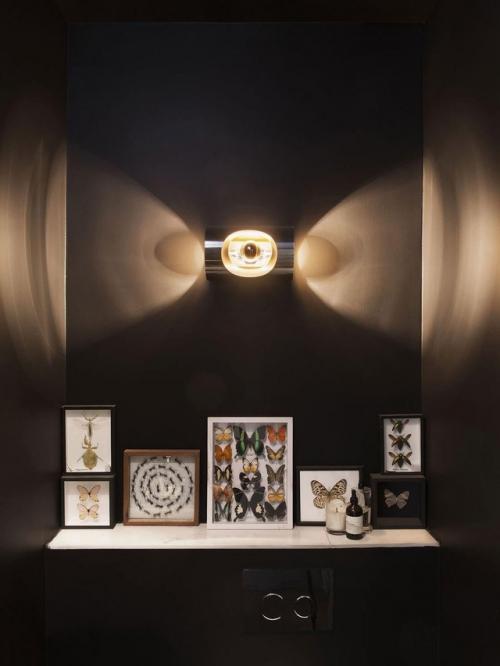 Историческая лепнина, высокие потолки и винтажные детали органично сочетаются с графичным минимализмом. 03