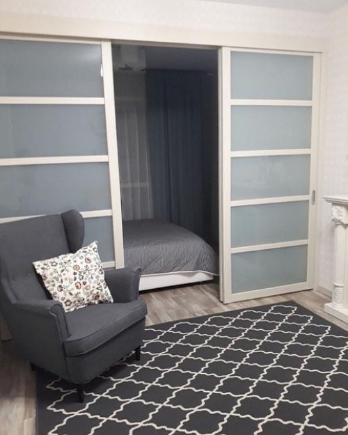 Вот так вот мы комнату при помощи раздвижной перегородки разделили. 01