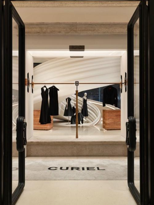 В чунцине открылся бутик Curiel Casa, который сам по себе напоминает театральную постановку. 02