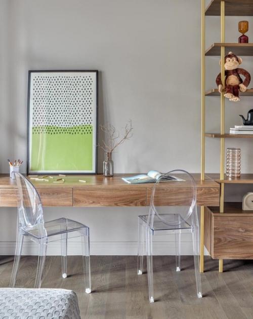 Заказчики живут в загородном доме, а квартиру посещают только днем, когда родители отвозят детей в школы. 01