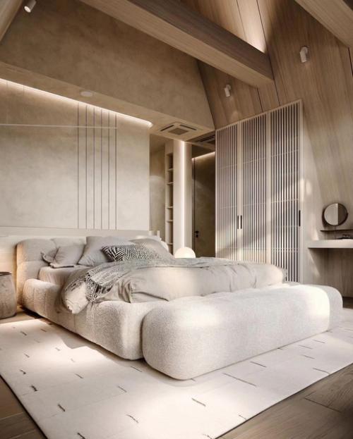 Высокие наклонные потолки и мягкие, светлые тона создают атмосферу в спальне. 02