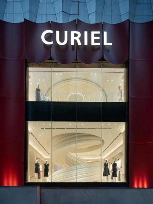 В чунцине открылся бутик Curiel Casa, который сам по себе напоминает театральную постановку. 07