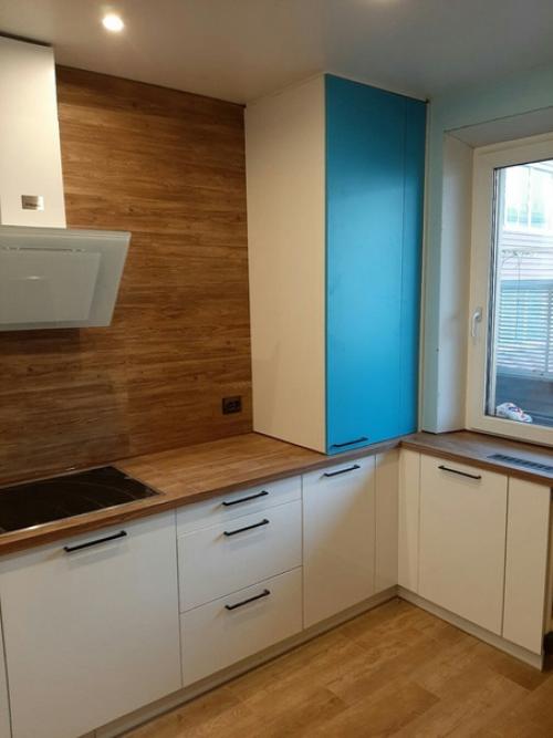 Новая кухня.  Справа должен стоять диван, слева ниша под холодильник. 01