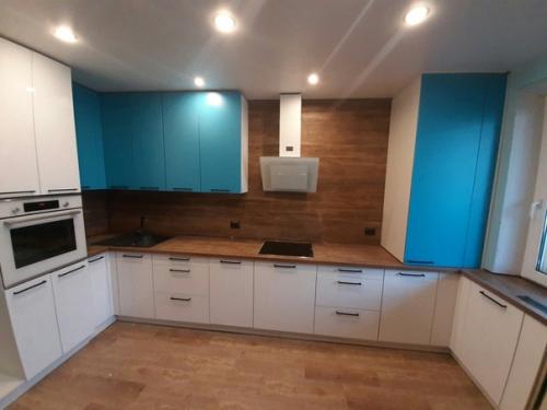 Новая кухня.  Справа должен стоять диван, слева ниша под холодильник. 02