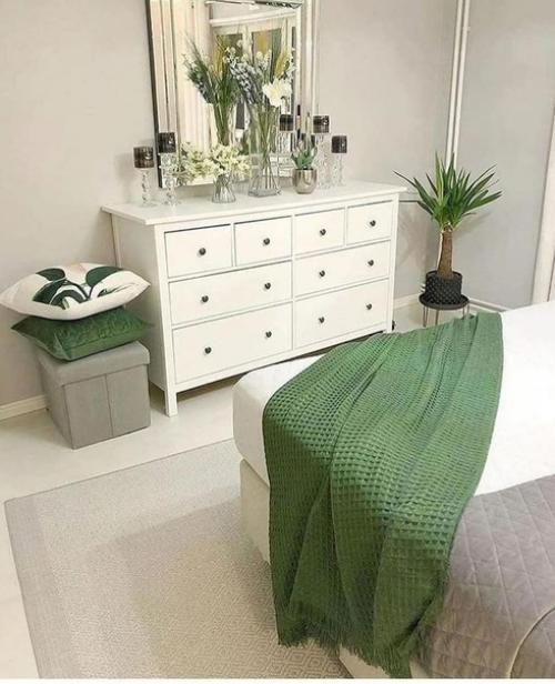 Удачные зеленые акценты в светлом интерьере. 05