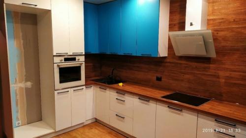 Новая кухня.  Справа должен стоять диван, слева ниша под холодильник. 03