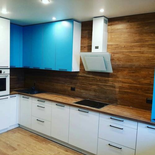 Новая кухня.  Справа должен стоять диван, слева ниша под холодильник.  