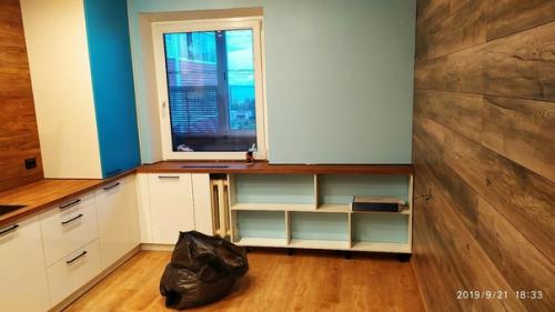 Новая кухня.  Справа должен стоять диван, слева ниша под холодильник. 04