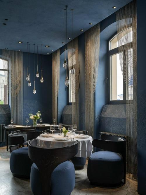 Этнические мотивы и минимализм объединились в интерьере ресторана татарской кухни в Казани. 04