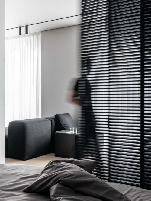 Команда Archjoint создала минималистичный интерьер, выстроенный на контрасте чёрного и белого, металле и стекле. 05