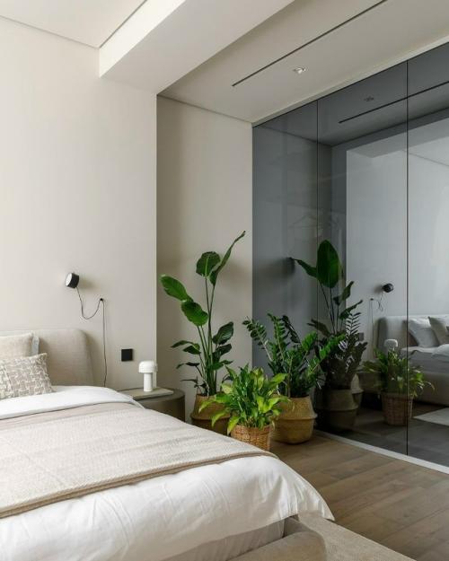 Зелёные акценты давно вышли за пределы гостиной и уверенно заняли всю квартиру - от прихожей до ванной. 01