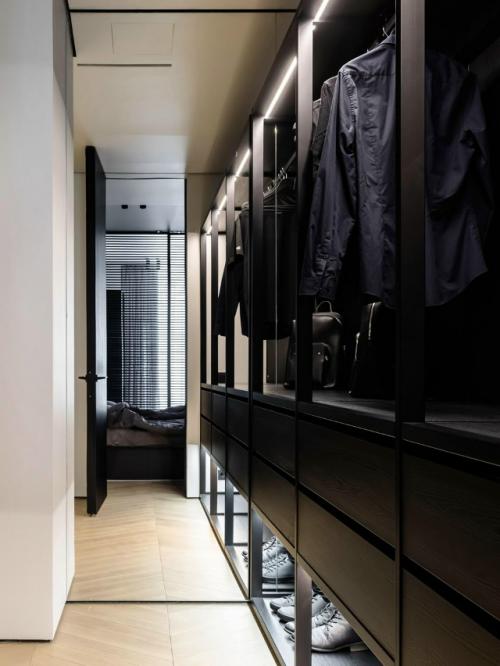 Команда Archjoint создала минималистичный интерьер, выстроенный на контрасте чёрного и белого, металле и стекле. 04