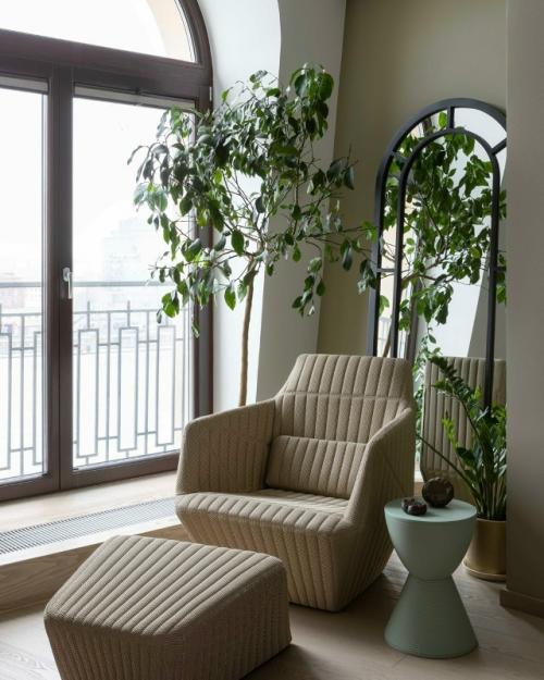 Зелёные акценты давно вышли за пределы гостиной и уверенно заняли всю квартиру - от прихожей до ванной. 03