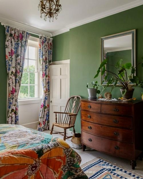 Зелёные акценты давно вышли за пределы гостиной и уверенно заняли всю квартиру - от прихожей до ванной. 02