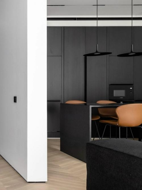 Команда Archjoint создала минималистичный интерьер, выстроенный на контрасте чёрного и белого, металле и стекле. 02