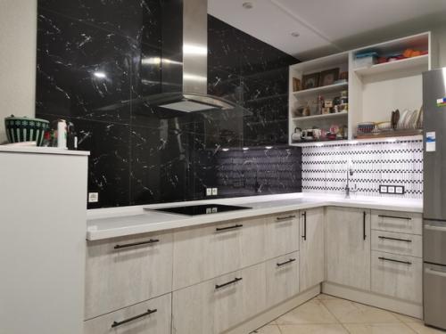 Нет сил, сменила черную столешницу на белую. 03